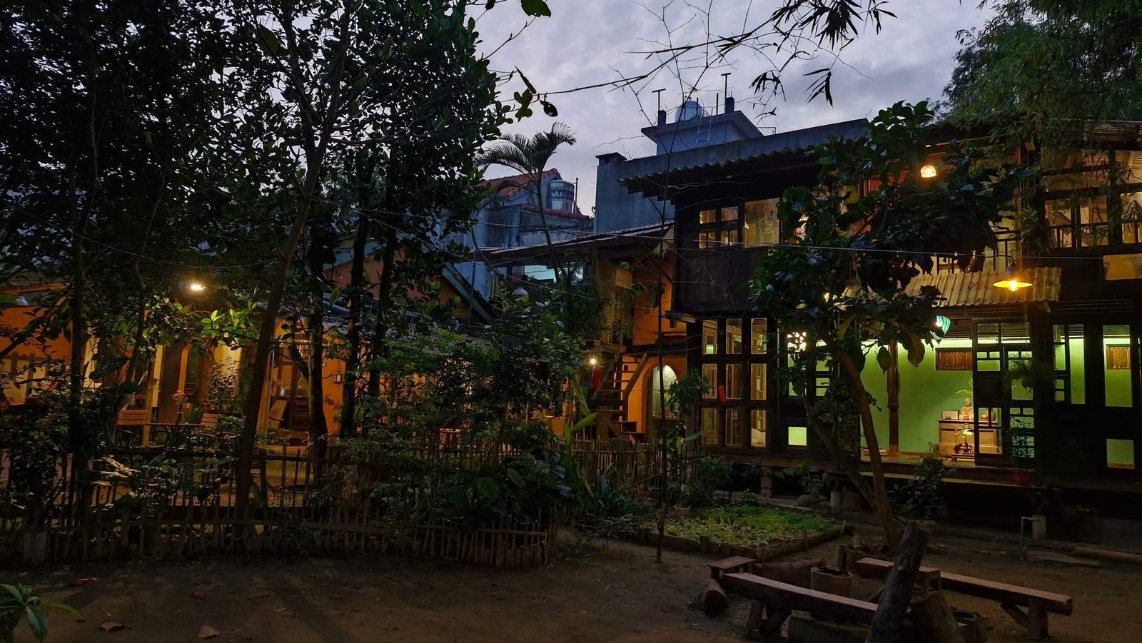 The garden & riverside gazebo